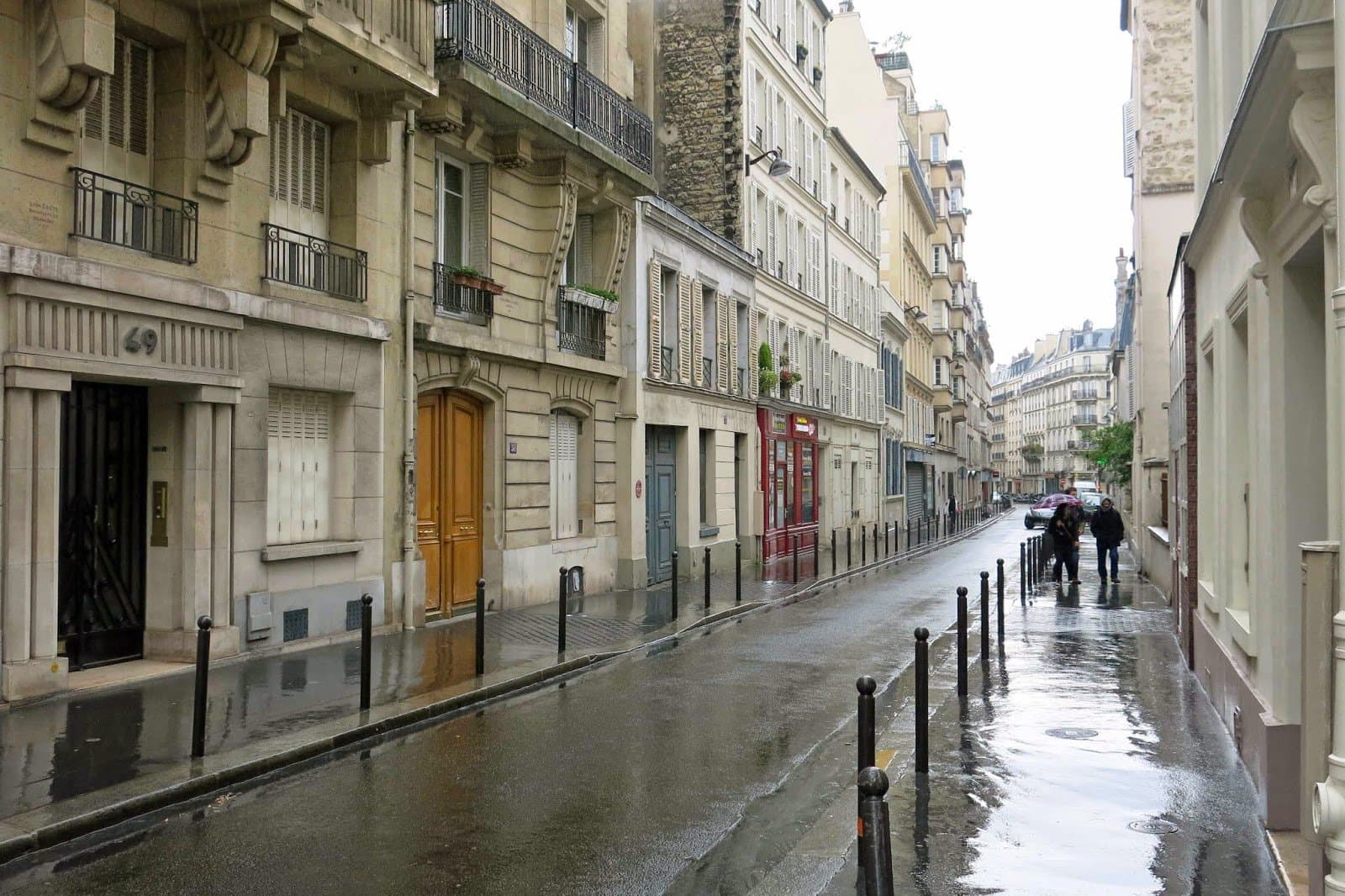 Rue grise, ciel couvert