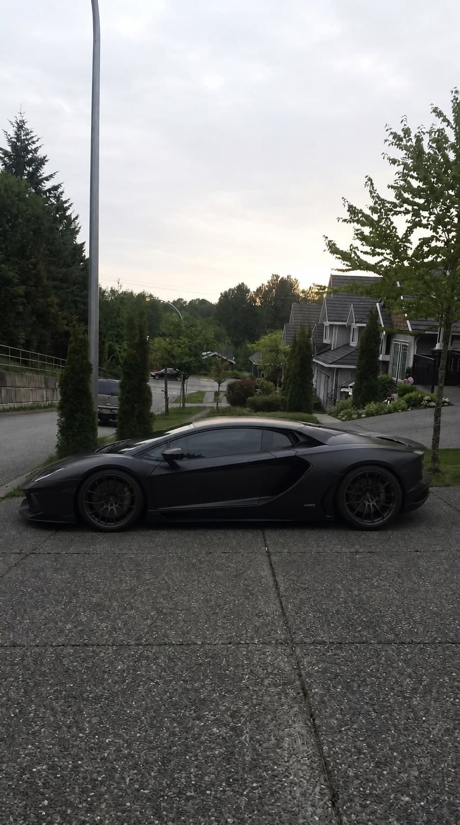 Après : une supercar noire dans une scène cinématographique